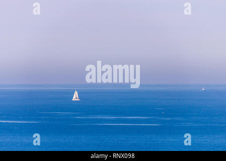 Die Regatta auf dem offenen Meer Wasser. Boot Beschleunigung im Meer. Minimal Art der Fotografie. Blick auf den Strand von maritimen Transport. Minimal abstrakt nat Stockfoto