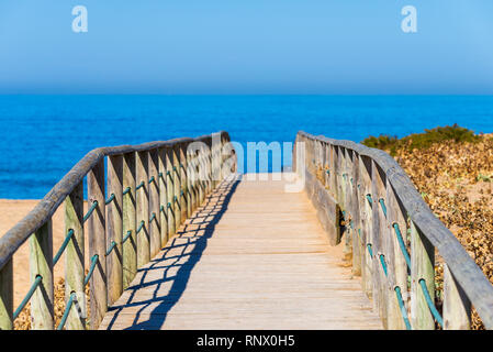 Holz- Pfad auf Sand und Meer. Urlaub und Erholung auf einem Strand Konzept. Stockfoto