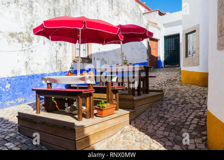 Tisch und Stühle im Freien Street Cafe oder Restaurant auf schmalen Straße der europäischen Stadt. Stockfoto