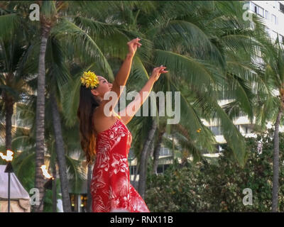 WAIKIKI, VEREINIGTE STAATEN VON AMERIKA - 6. AUGUST 2015: weibliche Hula Tänzer in einem roten Kleid auf Waikiki Stockfoto