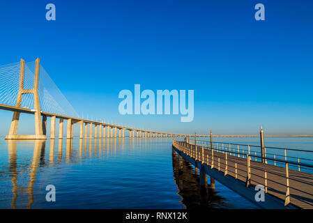 Die Vasco da Gama Brücke in Lissabon, Portugal. Es ist die längste Brücke in Europa. Stockfoto