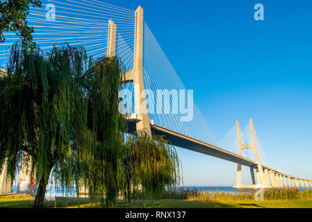 Die Vasco da Gama Brücke in Lissabon, Portugal. Es ist die längste Brücke in Europa. Stockfoto