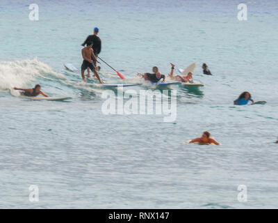 WAIKIKI, VEREINIGTE STAATEN VON AMERIKA - 9. AUGUST 2015: Eine Masse von Schwimmer und Surfer am Strand von Waikiki Stockfoto