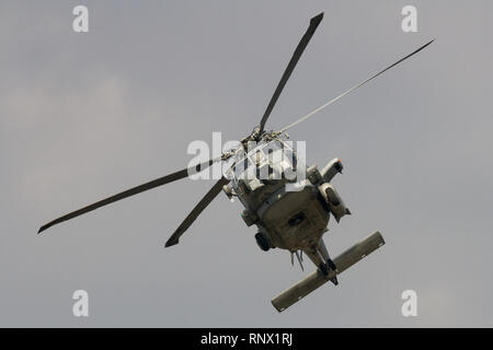 Ein Sikorsky MH-60R Seahawk Hubschrauber mit dem Hubschrauber Maritime Strike Squadron (HSM-51, bekannt als die Kriegsherren fliegen aus Naval Air Facility Atsugi, Japan Stockfoto