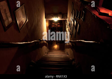 Dramatische Sicht der Treppe von oben mit weichem Licht und Finsternis Stockfoto