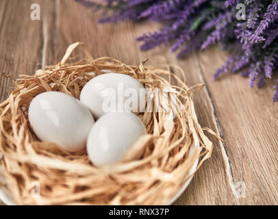 Ostern Komposition mit Eiern auf Holz- Hintergrund, Platz für Text Stockfoto