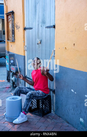 Junger afroamerikanischer Straßenmusiker trommelt auf einem Plastikeimer in der Bourbon Street, New Orleans French Quarter New Orleans, Louisiana, USA Stockfoto