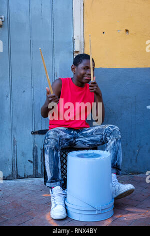 Der junge afroamerikanische Straßenschlagzeuger trommelt auf einem Plastikeimer in der Bourbon Street, New Orleans French Quarter New Orleans, Louisiana, USA Stockfoto