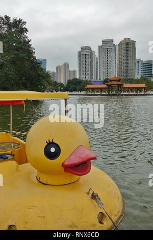 SHENZHEN, China-23 Dez 2018 - Blick auf riesige gelbe Ente Boote auf einem See in: Lizhi (Litschi, Litschi) Park in Shenzhen, Guangdong, China. Stockfoto