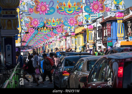 Touristen in CROSSWALK zwischen gestoppt Verkehr, Deepavali Festival, Singapur Stockfoto