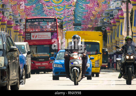 Motorradfahrer im Verkehr mit Deepavali Festival Dekorationen - Singapur Stockfoto