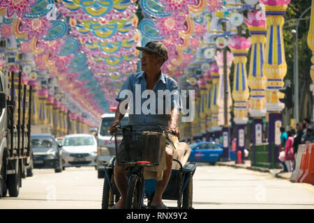 Mann, Fahrrad mit Korb in Singapur Verkehr - Deepavali Festival in Little India Stockfoto