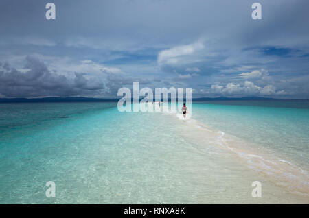 Filipino Rettungsschwimmer zu Fuß nach Touristen auf weiße Sandbank bei Flut - kalanggaman Island, Philippinen Stockfoto