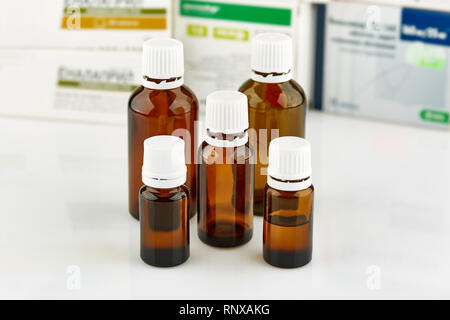 Fünf kleine braune Medizin Röhrchen mit Pillen, Packungen für den Hintergrund. Stockfoto