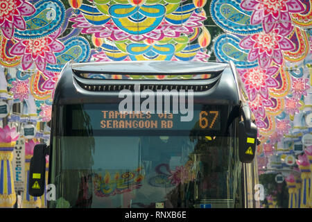 Der öffentliche Bus closeup unter bunten Deepavali Festival Dekorationen in Little India, Singapur Stockfoto