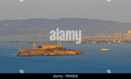Die Aussicht von der Batterie Spencer von Alcatraz Island in San Francisco bei Sonnenuntergang Stockfoto