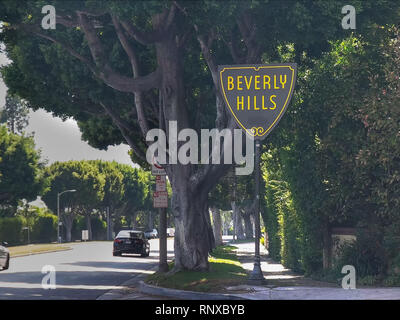 BEVERLY HILLS, CA, USA - 25. AUGUST 2015: Beverly Hills anmelden Los Angeles mit Verkehr Stockfoto