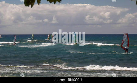 Ple, VEREINIGTE STAATEN VON AMERIKA-Am 10. AUGUST 2015: weite Einstellung auf eine Reihe von Windsurfer in Ho'okipa Beach Stockfoto