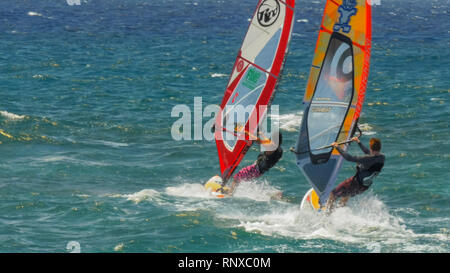 Ple, VEREINIGTE STAATEN VON AMERIKA-Am 10. AUGUST 2015: Nahaufnahme von drei Windsurfer am Weltberühmten Ho'okipa Beach Stockfoto