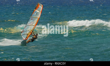 Ple, VEREINIGTE STAATEN VON AMERIKA-Am 10. AUGUST 2015: Windsurfen in Ho'okipa Strand auf Maui Stockfoto