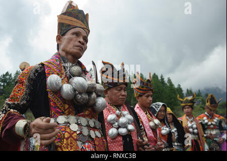 Kundasang Sabah, Malaysia - Apr 3, 2015: Dusun ethnischen Schamane Vollführung ritueller der Geist des Akinabalu Hüter des Mount Kinabalu zu beschwichtigen. Stockfoto