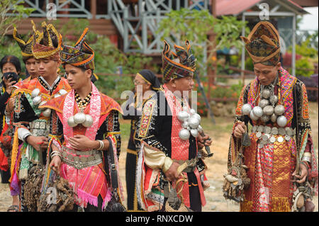 Kundasang Sabah, Malaysia - Apr 3, 2015: Dusun ethnischen Schamane Vollführung ritueller der Geist des Akinabalu Hüter des Mount Kinabalu zu beschwichtigen. Stockfoto