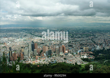 Stadtbild von Bogota ab dem Palácio de Monserrate gesehen. Kolumbien, Südamerika. RF Skyline, Ansicht von oben. Sep 2018 Stockfoto