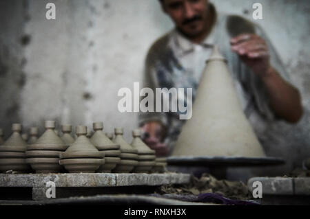 Handwerkliche Gestaltung Miniatur tagines im Fez Töpferwerkstatt, Marokko Afrika. Stockfoto