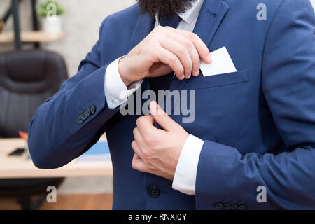 Business Card. Unternehmer setzen Karte im Anzug. Man. Moderne Geschäftsmann. Männliche Mode. Mann mit Kreditkarte. Nehmen Sie Platz in der Tasche. Hier ist meine Karte. Business Suit dress code. Stockfoto
