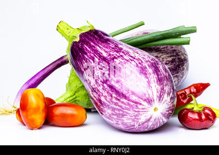 Verschiedene Gemüse auf weißem Hintergrund. Horizontale Ansicht Gemüse farbige mehrere Farben auf neutralem Hintergrund. Bio vegane oder vegetarische Gerichte. Stockfoto