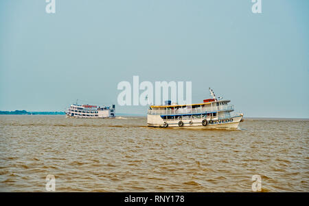 Santarem, Brasilien - Dezember 02, 2015: Schiffe schwimmen auf Amazonas. Urlaub Schiffe auf den sonnigen blauen Himmel. Sommer Urlaub und Fernweh Konzept. Urlaubsreisen durch Wasser transportieren. Stockfoto