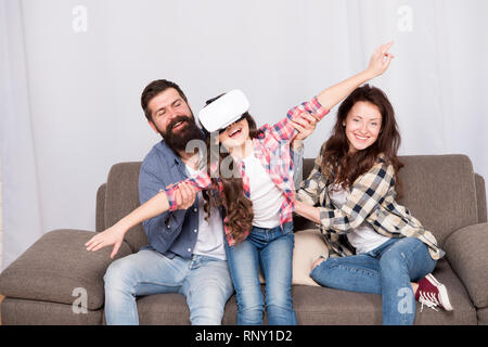 Tochter klemmt in der virtuellen Realität. Viel Sorge um Kinder mit VR-Headsets. Digitale Welt. Virtuelle leben und Abhängigkeit. Eltern sorgen sich um Kid in der virtuellen Realität. Virtuelle Cyber Games. Stockfoto