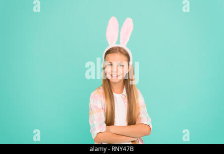 Kind lächelnd spielen Bunny Rolle. Glückliche Kindheit. Traditionen für Kinder zu helfen in Ostern Geist zu erhalten. Bunny Ohren Zubehör. Ostern Aktivitäten. Cute Bunny. Urlaub Bunny Girl mit niedlichen lange Ohren posieren. Stockfoto