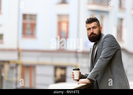 Entspannen und erholen Sie sich. Man bärtige hipster Pappbecher Kaffee trinken. Noch ein Schluck Kaffee. Kaffeegenuss unterwegs. Geschäftsmann gepflegt aussehen genießen Sie Kaffee Pause aus Business Center. Stockfoto