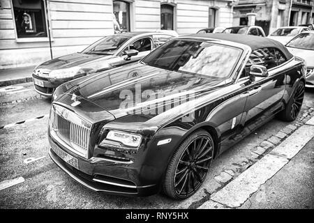 Paris, Frankreich, 26. September, 23, 2017: Luxus Sportwagen rolls royce Rolls Royce Ghost Blau und Gold Farbe auf der Straße in Paris geparkt. rolls royce Rolls-Royce ist bekannt teuren Auto Marke Car Stockfoto