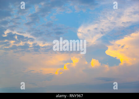 Pastell sonnenuntergang himmel in Rosa, Lila und Blau Stockfoto