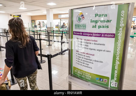 Cartagena Kolumbien, Flughafen Rafael Nunez Internacional, innen, Terminal, Zolleinwanderungspaßkontrolle, spanische Sprache, Schild, A Stockfoto