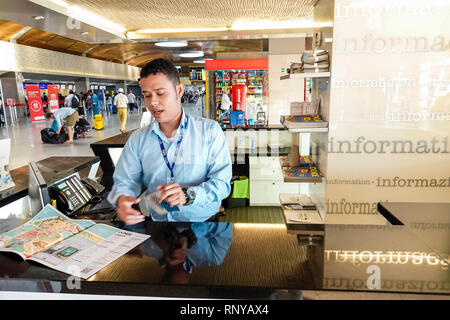 Cartagena Kolumbien, Flughafen Rafael Nunez, innen, Terminal, hispanischer Informationsschalter, Mann, Männer, junger Erwachsener, Karte, Besuch Stockfoto