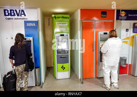 Cartagena Kolumbien, Flughafen Rafael Nunez, innen, Terminal, Geldautomat mit Selbstbedienung, BBVA Itau Serviban Stockfoto
