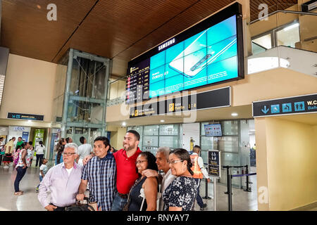 Cartagena Kolumbien, Flughafen Rafael Nunez, innen, Terminal, Abfluggate, Hispanic, ethnischer Mann, Männer, Frau, Frau, wo Stockfoto