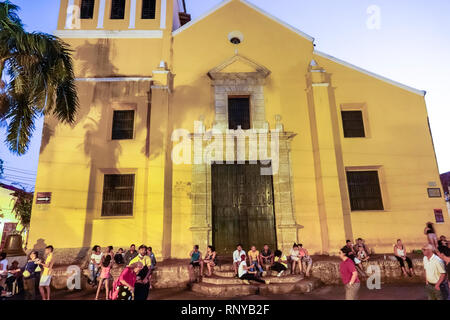 Cartagena Kolumbien,Zentrum,Zentrum,Getsemani,Iglesia Plaza de la Santisima Trinidad Kirchplatz der Heiligen Dreifaltigkeit,Abenddämmerung,Treffpunkt,Hispan Stockfoto