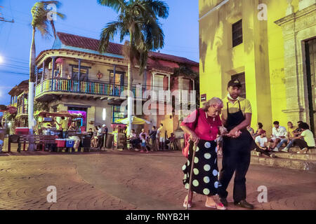 Cartagena Kolumbien,Zentrum,Zentrum,Getsemani,Plaza de la Trinidad Platz der Heiligen Dreifaltigkeit,Abenddämmerung, Treffpunkt im Freien,Hispanic ethnische Residenz Stockfoto