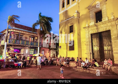 Cartagena Kolumbien,Zentrum,Zentrum,Getsemani,Plaza de la Trinidad Platz der Heiligen Dreifaltigkeit,Nachtleben abends Abenddämmerung,Treffpunkt im Freien,Hispanic Lati Stockfoto