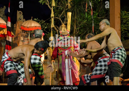 Kecak und Barong Fire Dance Show in der Nähe von Batubulan, Sukawati, Gianyar, Bali, Indonesien Stockfoto