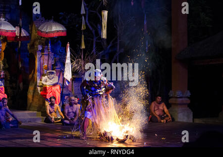 Kecak und Barong Feuer tanzen. Tänzerin trat auf das brennende Feuer auf dem Boden während der Show in der Nähe von Batubulan, Sukawati, Gianyar, Bali, Indonesien Stockfoto