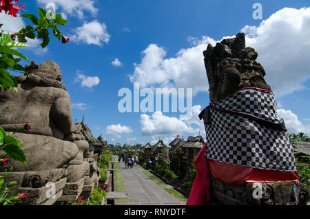 Das Dorf Penglipuran mit blauen Himmel über, Kubu, Bangli, Bali, Indonesien Stockfoto