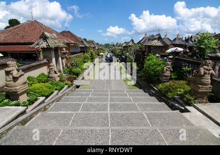 Das Dorf Penglipuran mit blauen Himmel über, Kubu, Bangli, Bali, Indonesien Stockfoto