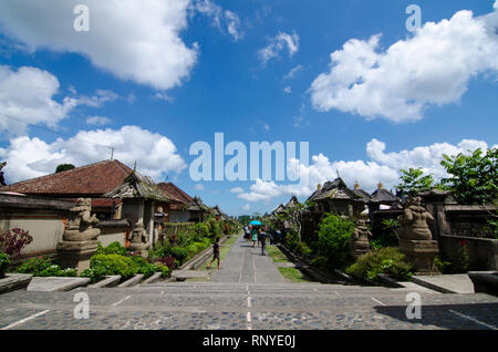 Das Dorf Penglipuran mit blauen Himmel über, Kubu, Bangli, Bali, Indonesien Stockfoto