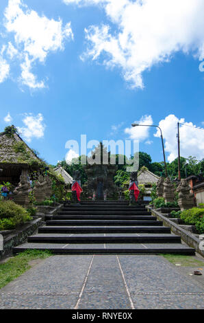 Das Dorf Penglipuran mit blauen Himmel über, Kubu, Bangli, Bali, Indonesien Stockfoto