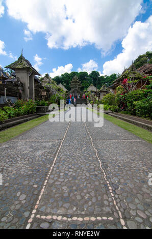 Das Dorf Penglipuran mit blauen Himmel über, Kubu, Bangli, Bali, Indonesien Stockfoto